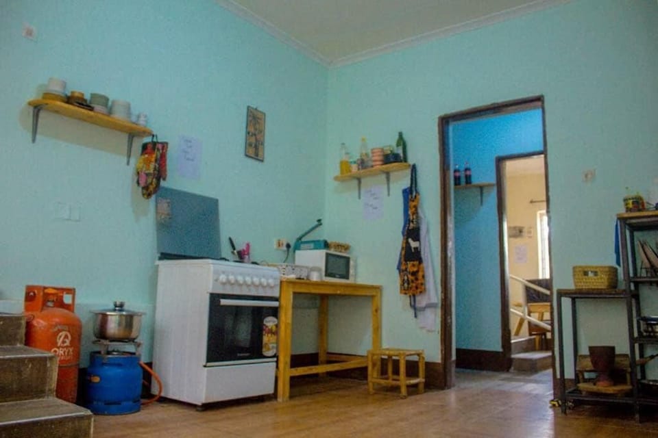 Full-size fridge, microwave, oven, stovetop