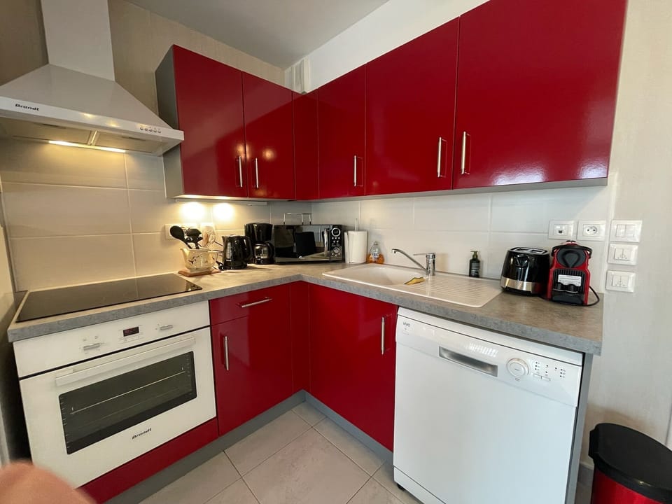 ★ Convenient & Thoughtful★ Designed and furnished with convenience in mind, the kitchen provides everything you need to cook your family meals