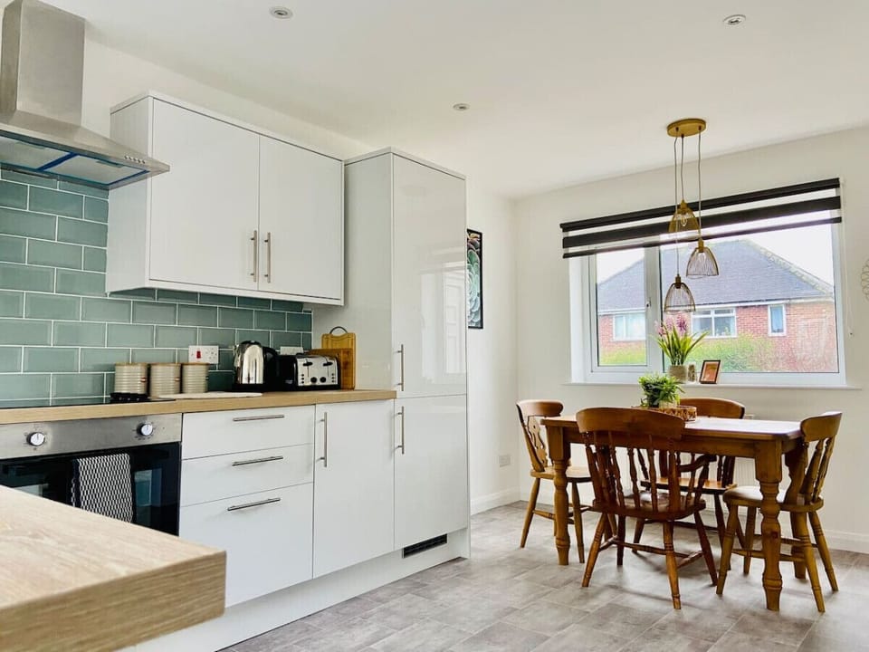 ★ "Perfect little house for 4 people with everything you’d need & very cosy."