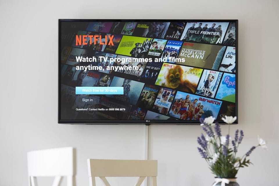 [Living area] 50` Smart TV with Netflix/Amazon Prime