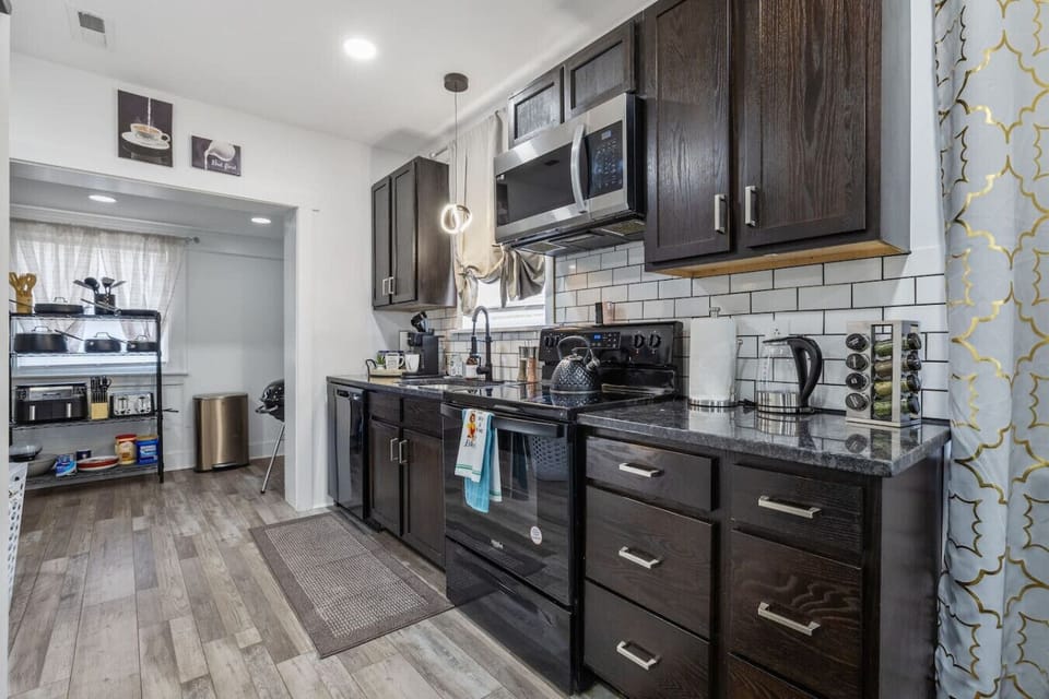 A chef’s dream! Fully equipped with an oven/stove, fridge, dishwasher, microwave, Keurig, kettle, spices, and a convenient pot rack. Plus, a charcoal grill outside for delicious BBQ nights!