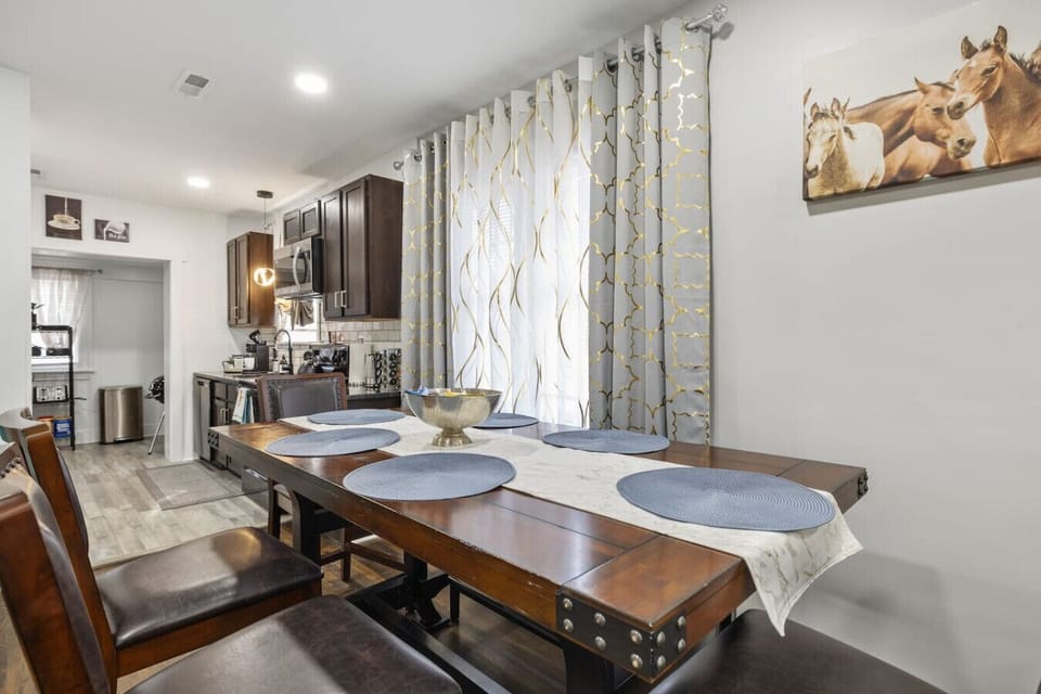 The perfect spot for meals, located between the kitchen and living room for easy access and a welcoming atmosphere.