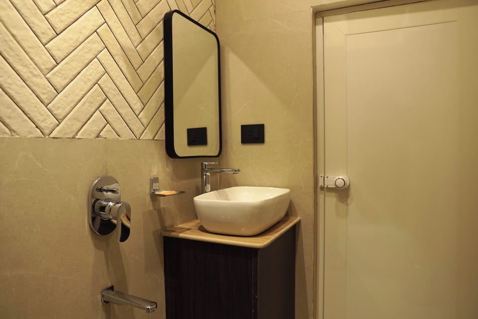 Deluxe Double Room, 1 Queen Bed, Smoking, City View | Bathroom | Towels, soap, shampoo, toilet paper