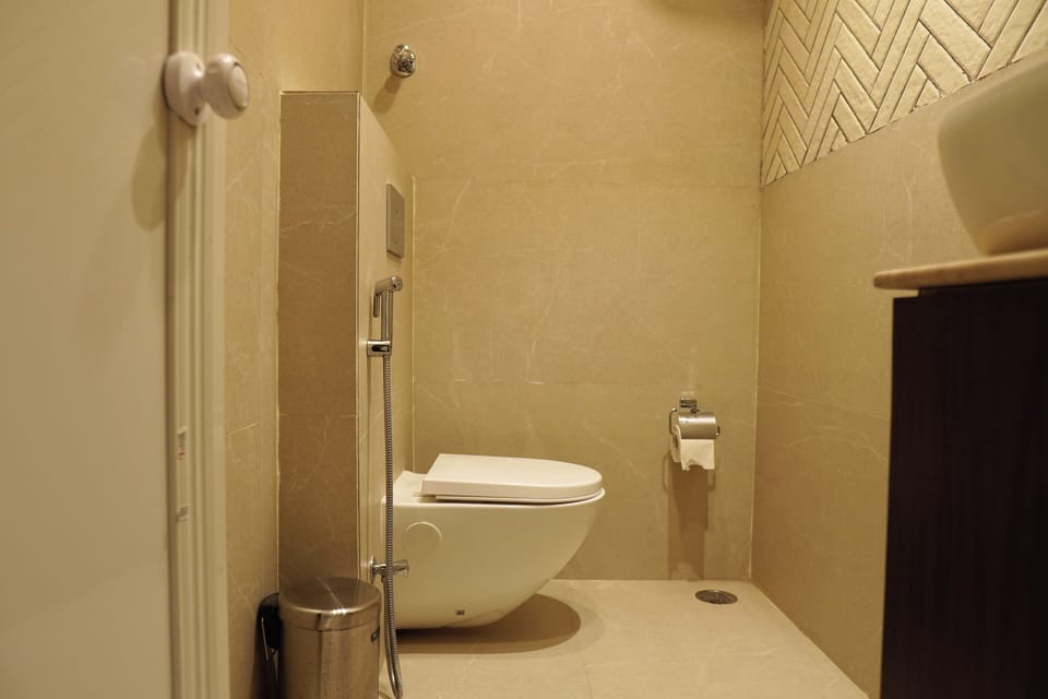 Deluxe Double Room, 1 Queen Bed, Smoking, City View | Bathroom | Towels, soap, shampoo, toilet paper