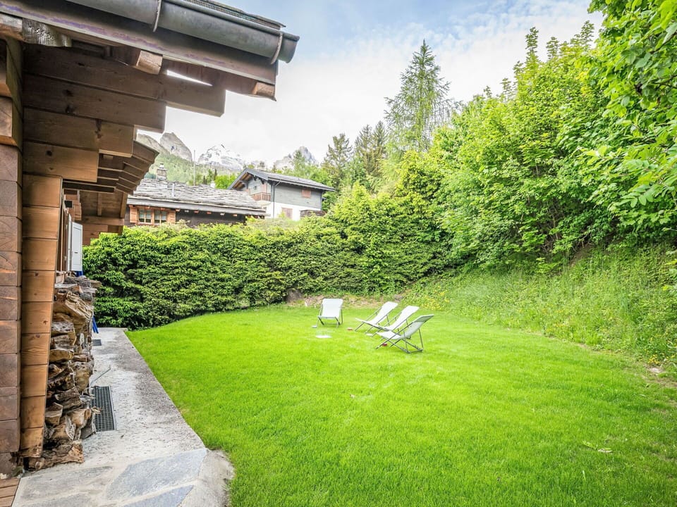 Shrub, Garden, Land Lot, Groundcover, Lawn, Landscaping, Cottage, Backyard, Yard, Design