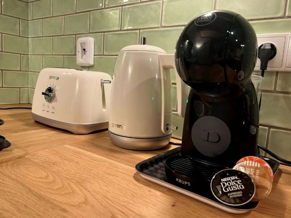 Kitchen Appliance, Small Appliance, Electronic Device, Home Appliance, Coffeemaker, Serveware, Drip Coffee Maker, Mixer, Food