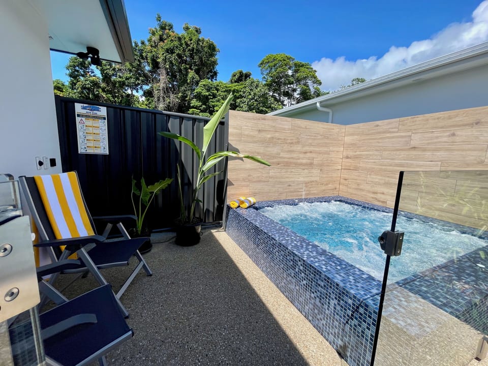 Heated large private spa with 6 jets and blower