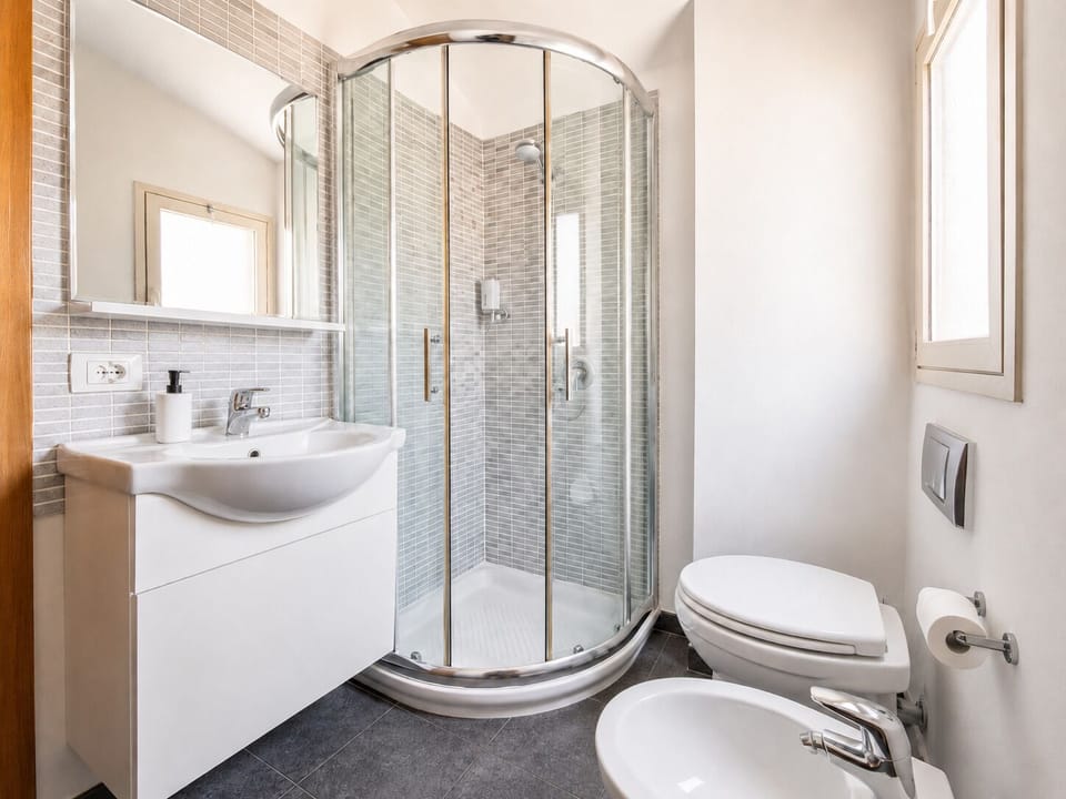 Double Room, Private Bathroom | Bathroom | Shower, free toiletries, hair dryer, bidet