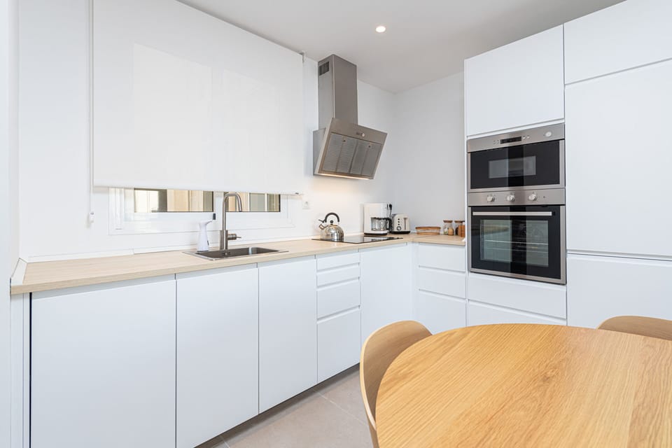 Comfort Apartment, City View | Private kitchen | Full-size fridge, microwave, oven, stovetop
