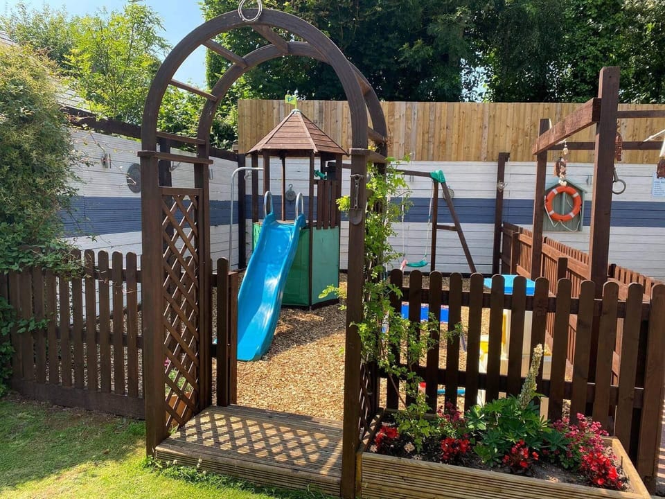 5-bed Home - Sleeps 12, Pool, Garden & Play Area House in Taunton Deane