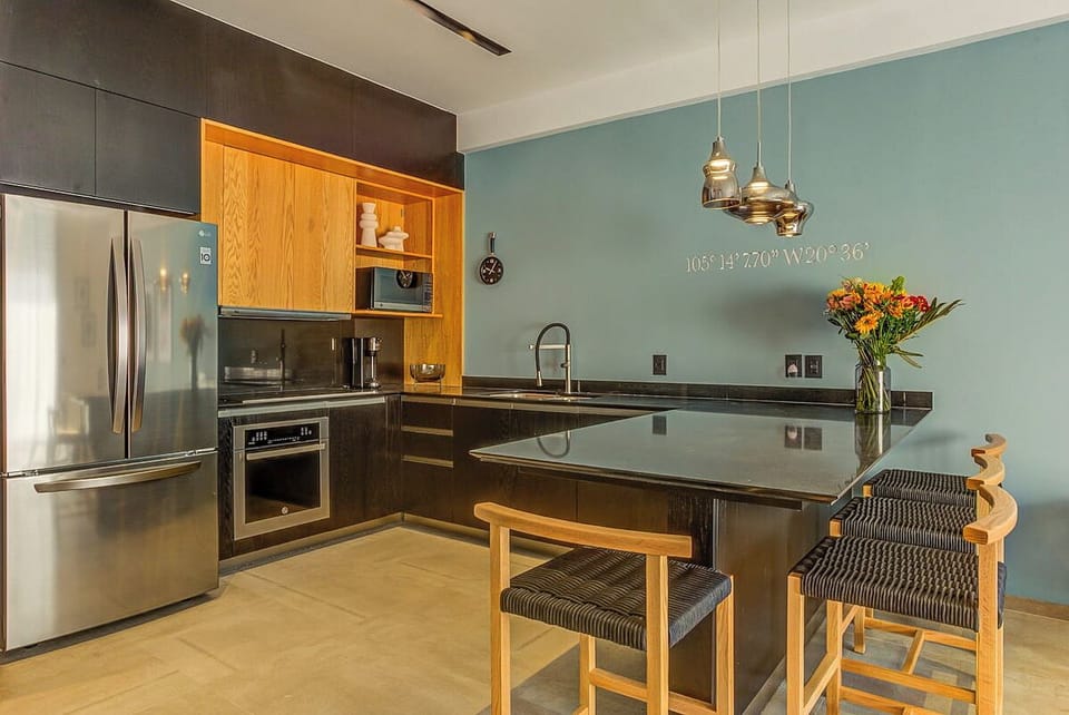 Fully equipped kitchen with breakfast bar