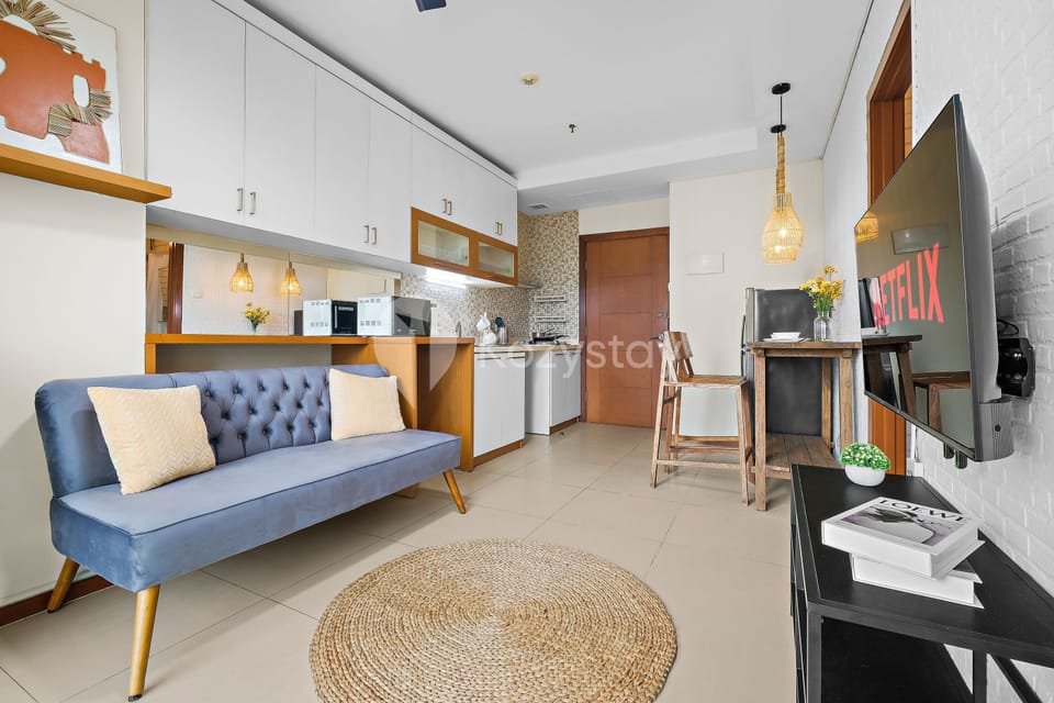 Apartment, 1 Queen Bed, City View | Living area | Flat-screen TV
