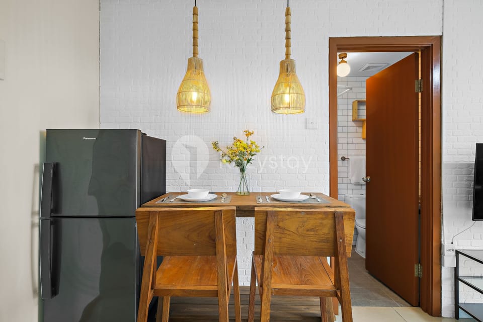 Apartment, 1 Queen Bed, City View | Dining room