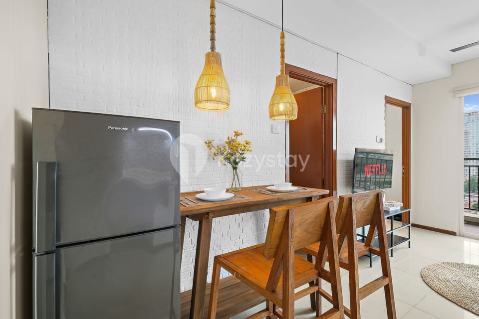 Apartment, 1 Queen Bed, City View | Dining room