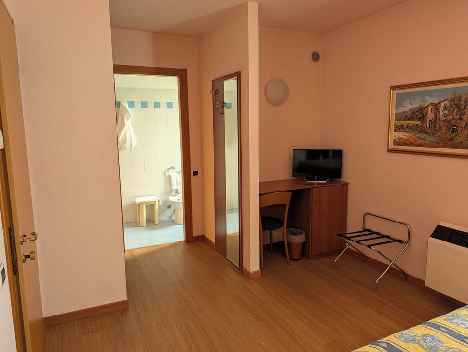 Classic Double or Twin Room | In-room safe, desk, laptop workspace, free WiFi