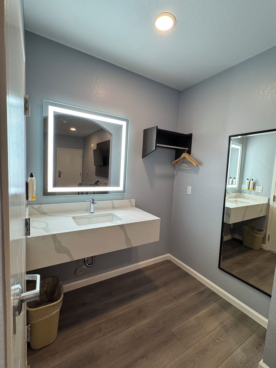 Deluxe Single Room, Non Smoking | Bathroom | Towels, soap, shampoo, toilet paper