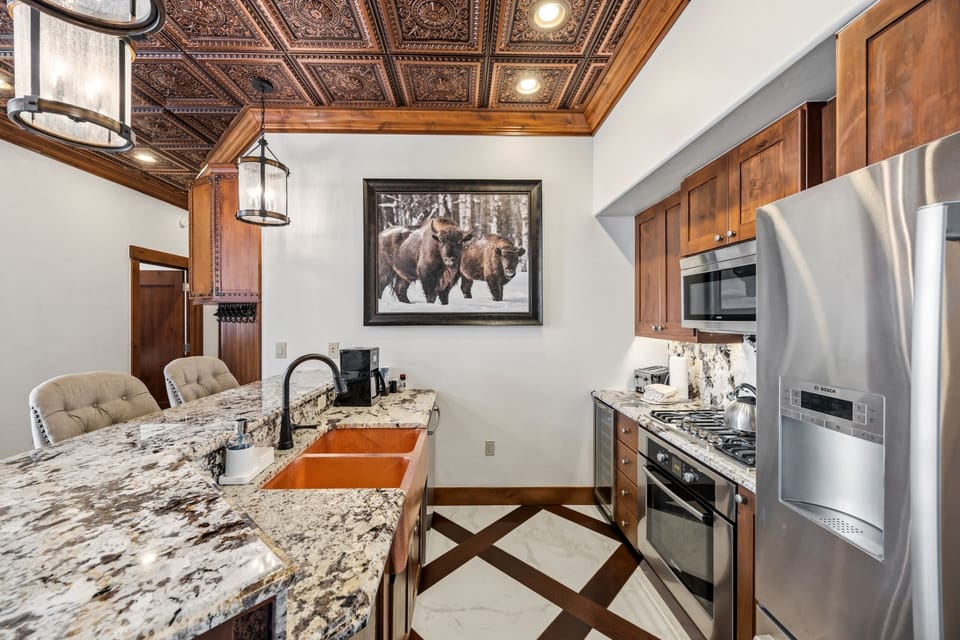 Kitchen with copper sink and granite, fully equipped.