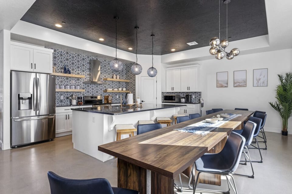 Kitchen & Dining