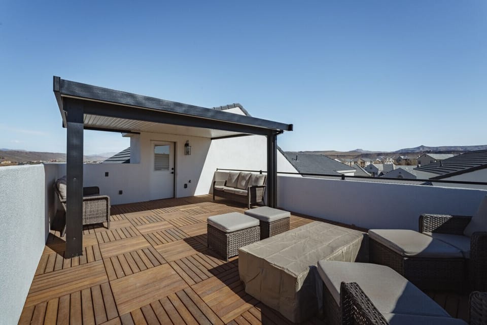 Roof Top Deck w/firepit