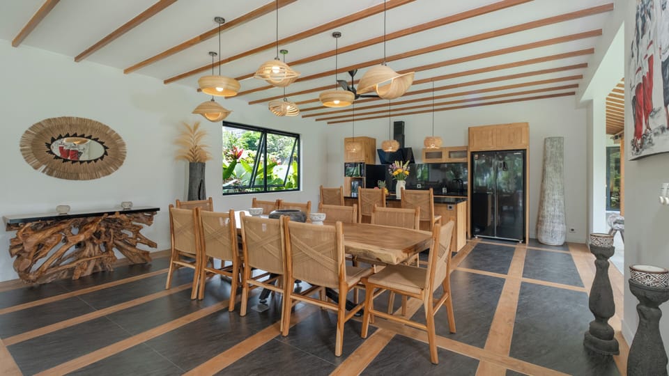 Villa, 4 Bedrooms | Dining room