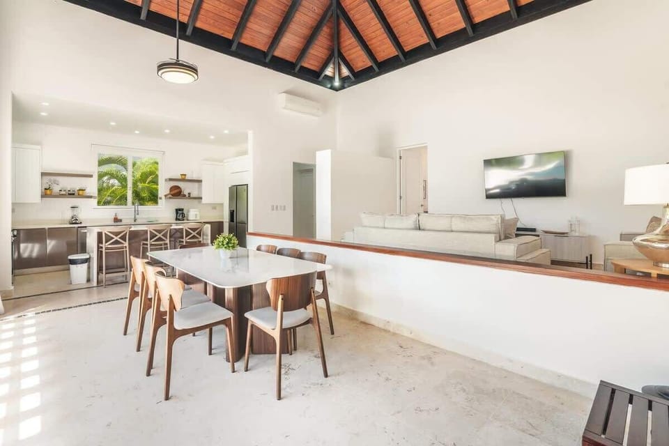 Modern tropical design—spacious, bright, and stylish!
