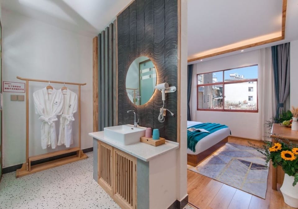 Deluxe Double Room, City View | Bathroom | Shower, free toiletries, hair dryer, bathrobes