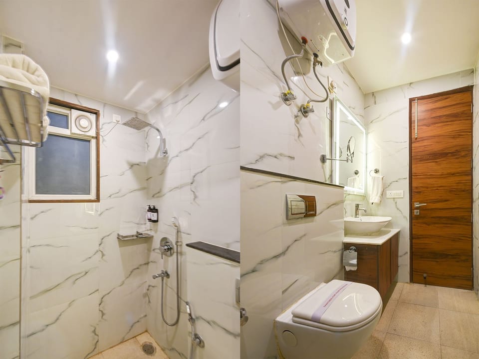 Superior Double Room, City View | Bathroom | Shower, rainfall showerhead, designer toiletries, hair dryer