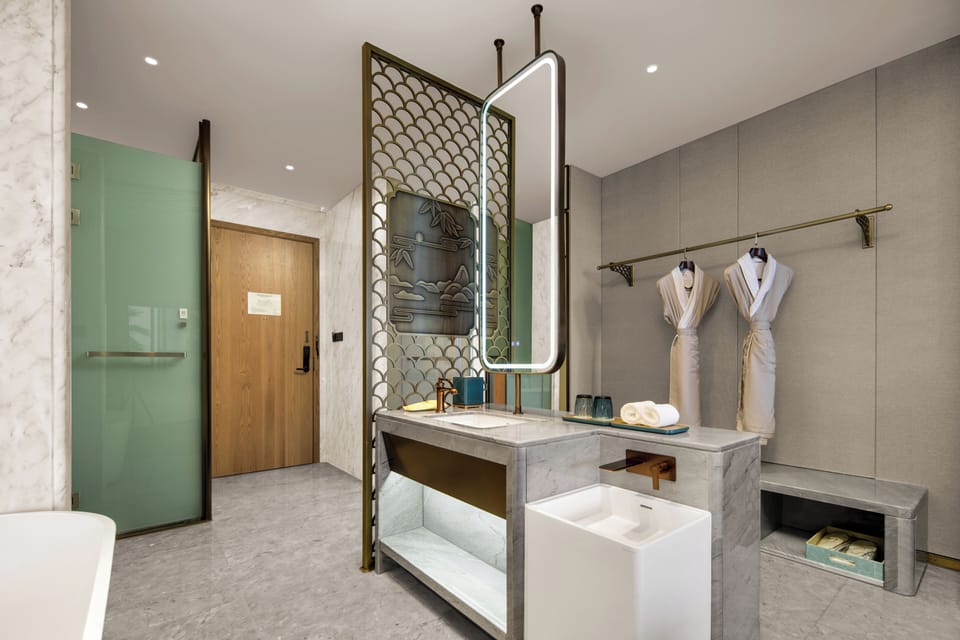 Deluxe Single Room, 1 King Bed, Balcony | Living area