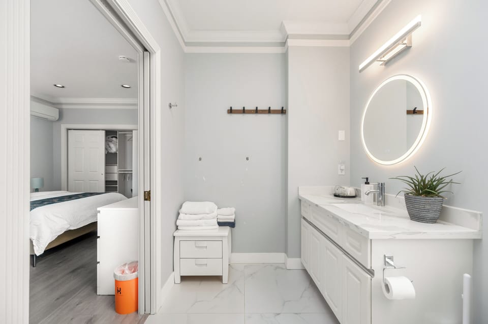 Double Room, 1 Queen Bed, Non Smoking, City View | Bathroom | Shower, rainfall showerhead, free toiletries, hair dryer