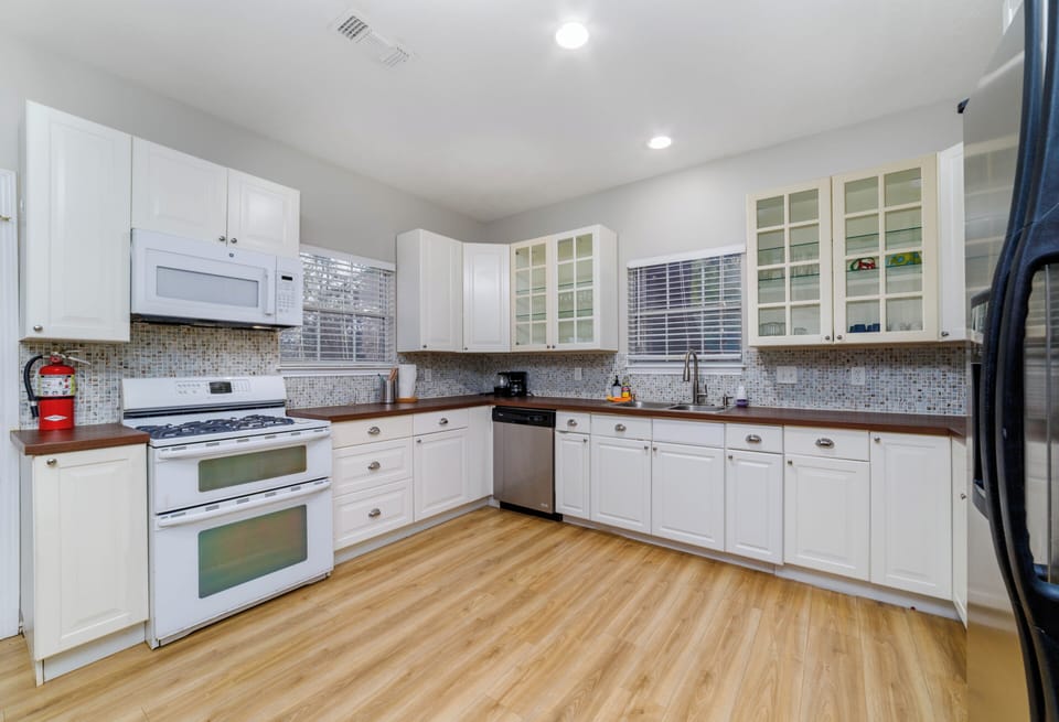 Basic House, Patio | Private kitchen | Full-size fridge, microwave, oven, stovetop