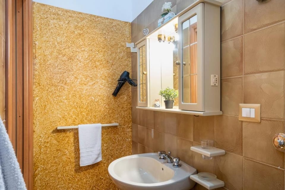 Room, 1 Bedroom, Smoking, Patio | Bathroom