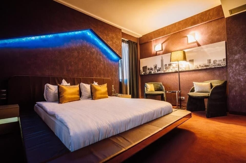 Deluxe Double Room Single Use | In-room safe, desk, laptop workspace, blackout drapes