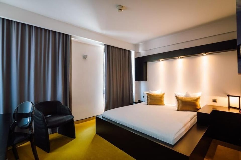 Deluxe Double Room Single Use | In-room safe, desk, laptop workspace, blackout drapes