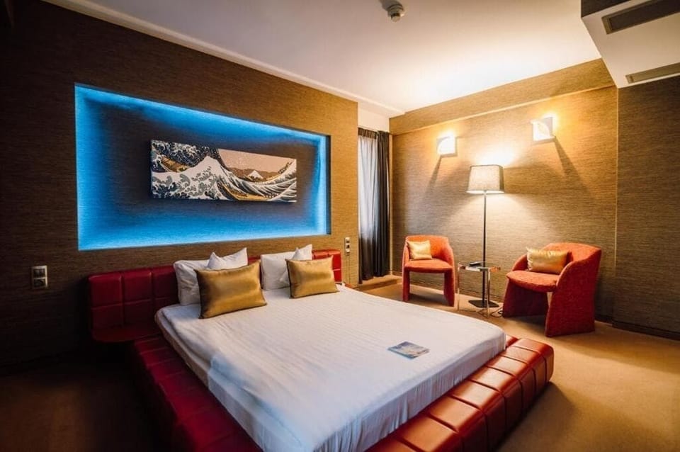 Deluxe Double Room Single Use | In-room safe, desk, laptop workspace, blackout drapes