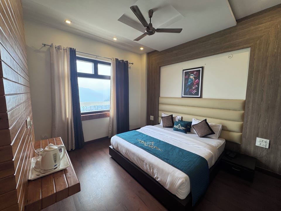 Family Room | Desk, free WiFi