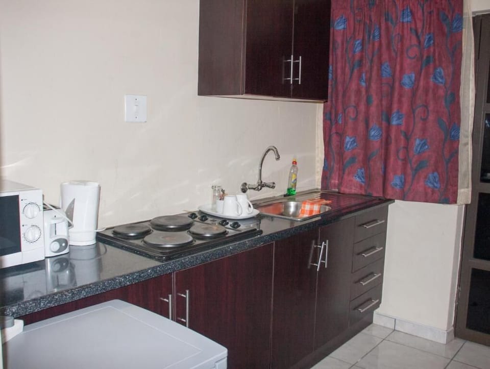 Coffee/tea maker, mini-fridge, microwave, oven