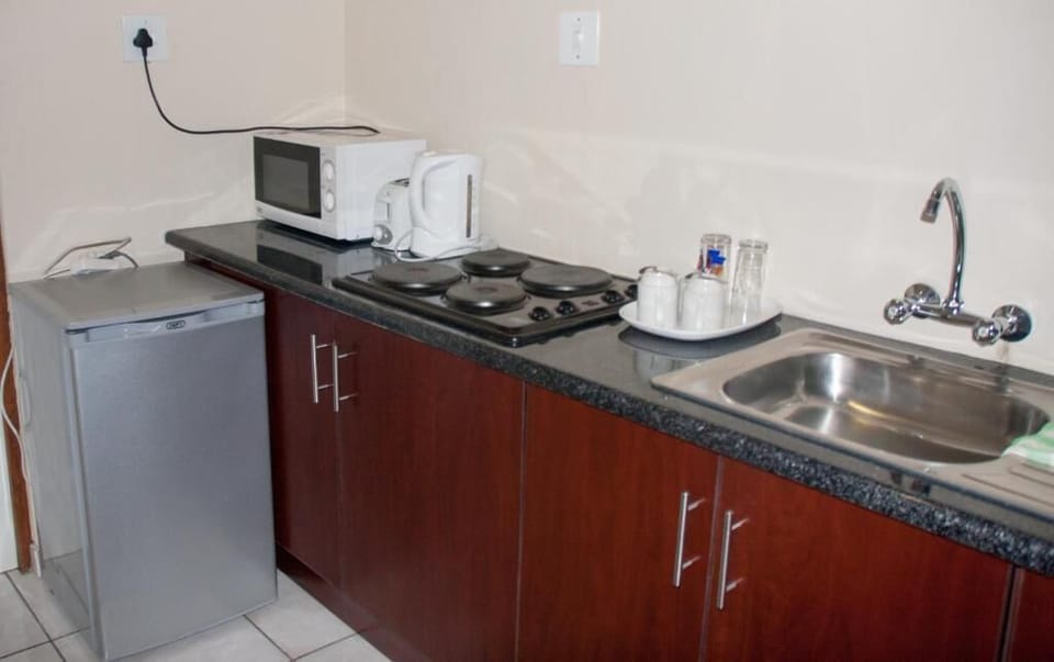 Coffee/tea maker, mini-fridge, microwave, oven