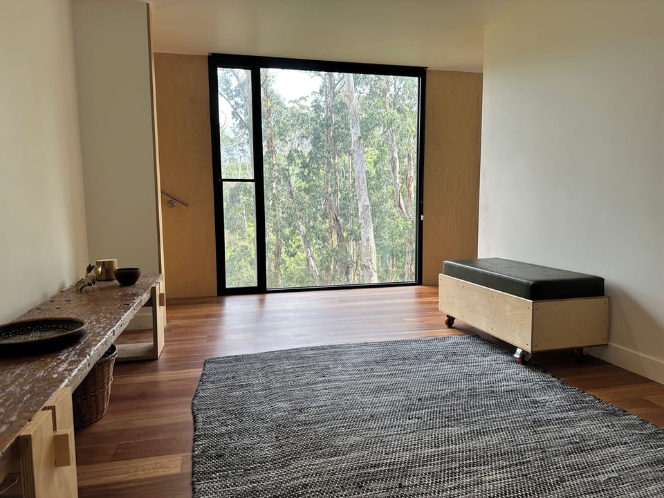 A beautiful living space for relaxing wiht forest views.