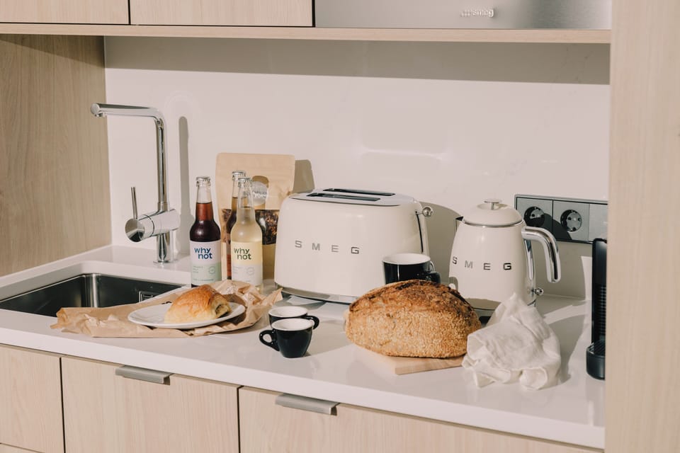 Studio Essential | Private kitchen | Espresso maker, coffee/tea maker, mini-fridge, microwave