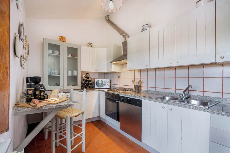 Villa, Balcony, Hill View | Private kitchen | Electric kettle, toaster
