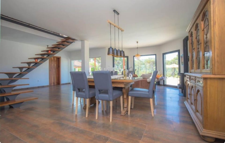 House (Villa P) | Dining room