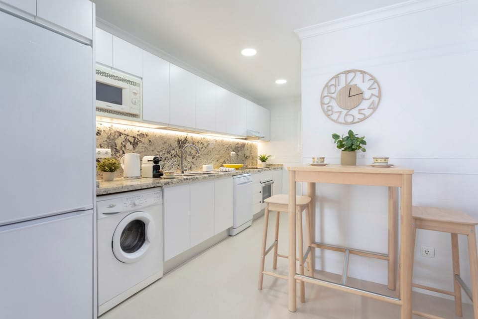 Apartment (2 Bedrooms) | Private kitchen | Full-size fridge, microwave, oven, stovetop