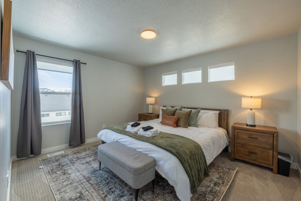 Bedoom with cozy bench seating and natural light.