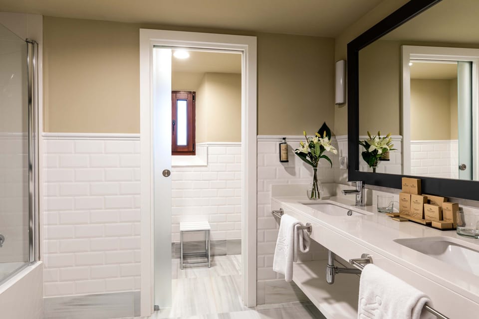 Superior Double or Twin Room | Bathroom | Free toiletries, hair dryer, bidet, towels