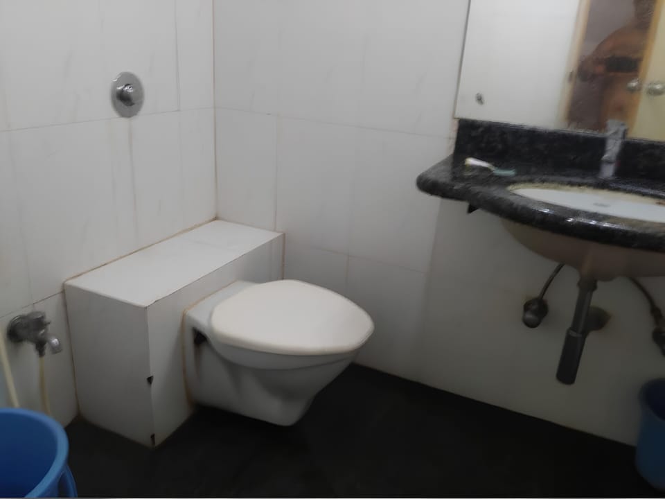 Basic Room | Bathroom | Shower, free toiletries, towels, soap