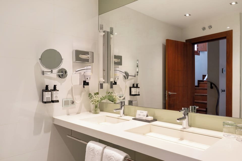 Standard Double Room | Bathroom | Free toiletries, hair dryer, towels
