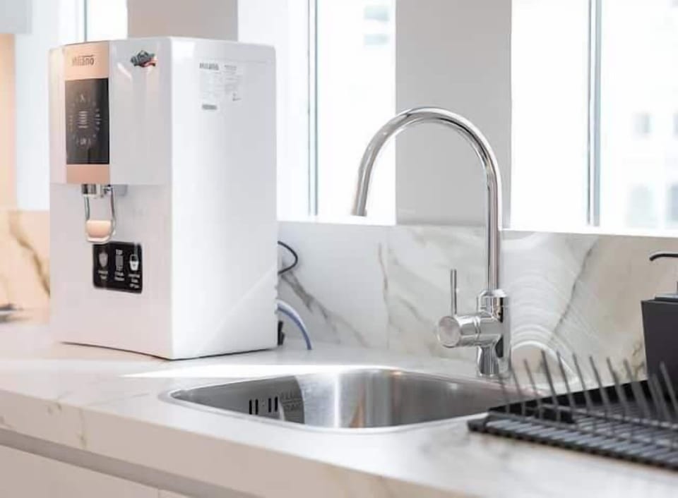 Luxury Apartment, City View | Private kitchen | Full-size fridge, microwave, oven, electric kettle