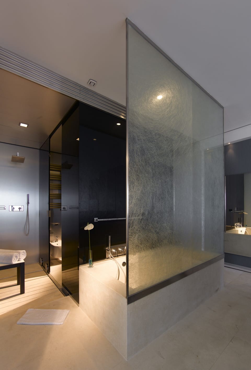 Deep soaking bathtub