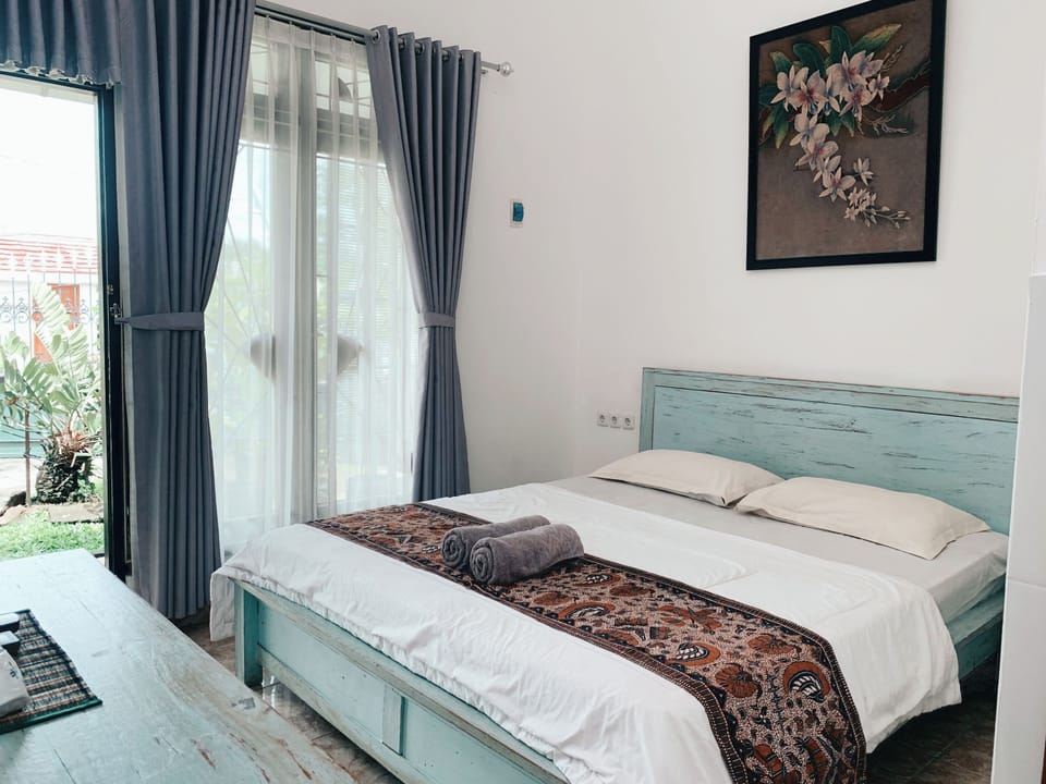 Standard Double Room, Garden View | Desk, free WiFi