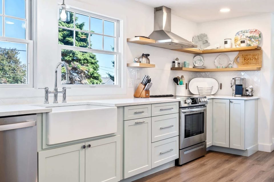 House, Multiple Beds, Patio, Garden View (Beachwood Getaway) | Private kitchen | Fridge, microwave, oven, stovetop